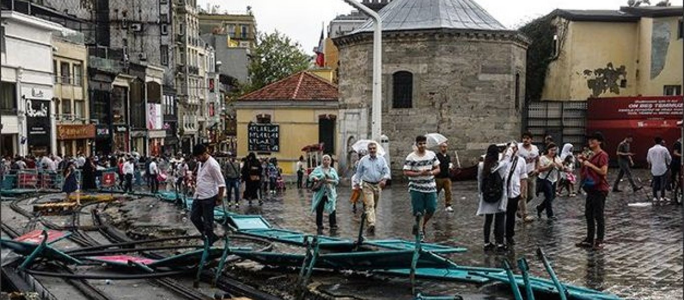 Τουρκία: Παράλυσε η Κωνσταντινούπολη λόγω ισχυρής βροχόπτωσης (φωτό, βίντεο)